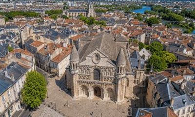 Hello Poitiers: Private 2-Hour Intro City Walk with Local Guide