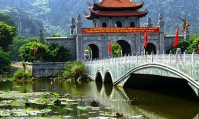 Explore Hanoi Old Quarter by 4WD Vehicle Tour