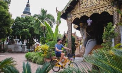 Chiang Mai Local Biking Tour with Lanna Temples and Market Visit