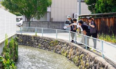 OMAIRI-TOURIM in front of Zenkoji Temple in Nagano Walk around the waterways with a local guide