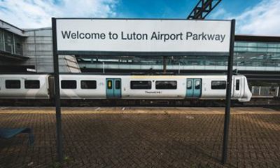 Luton Express Train Transfer between Luton Airport and London