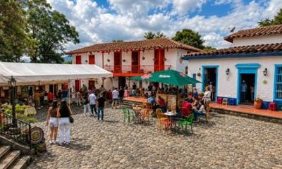 Guided Tour of Pueblito Paisa in Medellín with Traditional Food