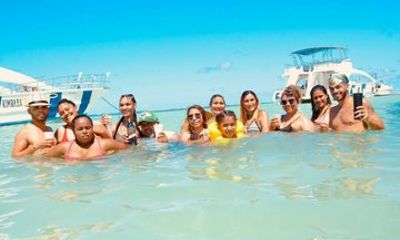 Private Boat Cruise with Snorkel Open Bar and Natural Pool