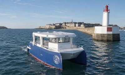 One hour boat trip with a local (Commented FR & EN)