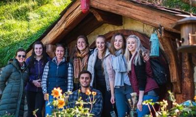 Hobbiton and Whakarewarewa Māori Village Day Tour from Auckland