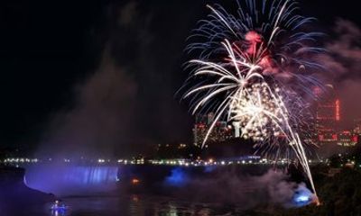Niagara Falls Evening Tour Cruise and Dinner from Toronto