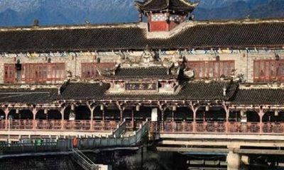 Chengdu Giant Panda Base and Dujiangyan Private Day Tour