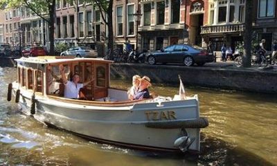 Amsterdam 2 Hour Private Boat Tour with Pizza and Welcome Drinks