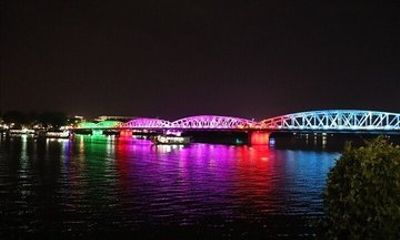 Hue Night Cyclo Ride and Folk Music with Perfume River Boat Tour