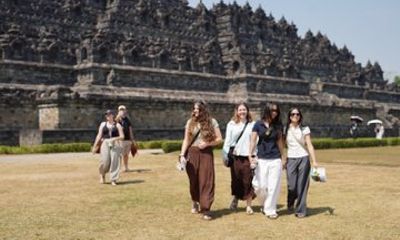 Yogyakarta Borobudur Climb up and Prambanan Temple Day Trip