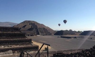 Pyramids with Picnic in the countryside and pulque