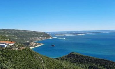 Discover Azeitao with Luxury Car from Lisbon
