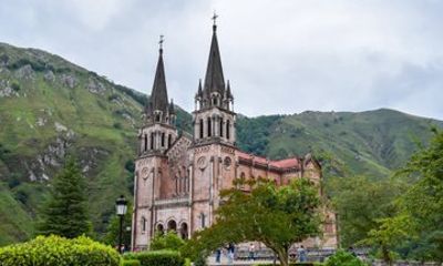 Private Tour of the Lakes of Covadonga and Cangas de Onís