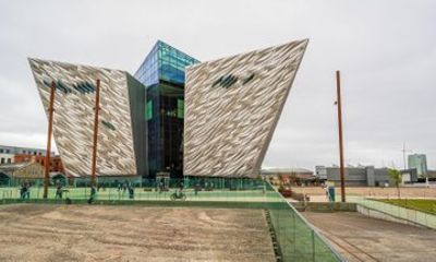 Private Belfast Half Day Tour with Black Taxi and Luxury Minivan