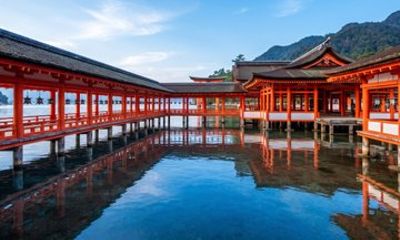 Hiroshima Walking Tour: Peace Memorial Park and Miyajima Island
