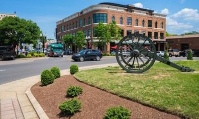 Franklin and Leiper's Fork Private Luxury Day Tour from Nashville