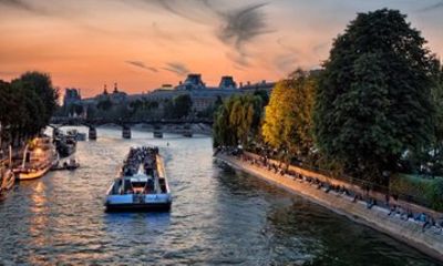 Seine River Cruise in Paris with Drink Ice Cream or Dessert
