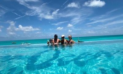 VIP Premium, Pigs, Snorkeling, Turtle viewing, Lunch and Pool