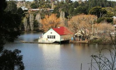 Melbourne Lake Daylesford Hanging Rock Macedon Mount Day Tour