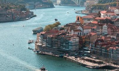 Private transfer from Porto to Lisbon in Mercedes Benz Class V
