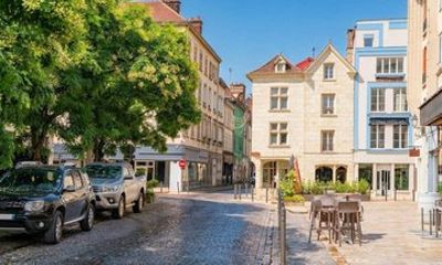 Hello Poitiers: Private 2-Hour Intro City Walk with Local Guide