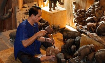 Chiang Mai Lanna Wooden Temple and Baan Tawai Craft Tour