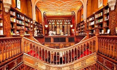 Entrance Livraria Lello and Catedral of Porto