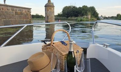 Sunset Cruise with Wine Prosecco in Gdańsk Motława
