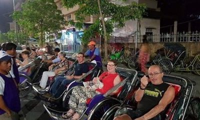 Hue Night Cyclo Ride and Folk Music with Perfume River Boat Tour