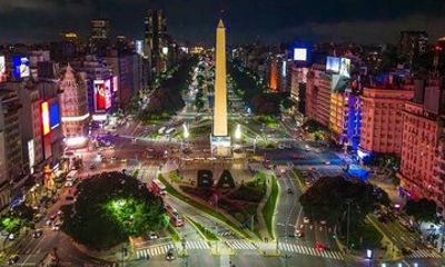 Buenos Aires city tour at night in a small group