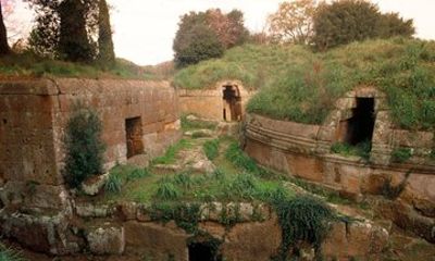 Etruscans Between Mystery and Thrill