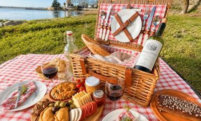 Picnic with Local Wines in Colonia