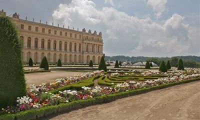Entrance to the Palace of Versailles in Paris with Audio Guide APP