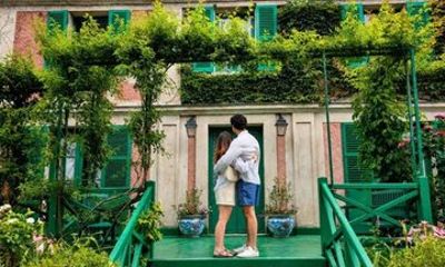 Claude Monet's House and Water Lily Gardens Tour in Paris