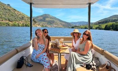 Douro Valley: Guided Electric Boat Cruise with Cocktail