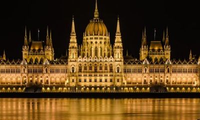 Private 3 Hour Electric Rickshaw Tour of Budapest with Coffee