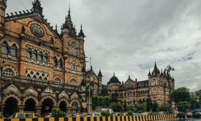 Mumbai Highlights Day Tour from Pune with Local Train Experience