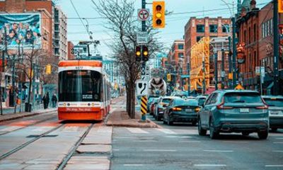 Toronto Street Skyline Walking Tour with Tower and Cruise Option