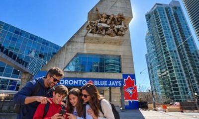 Toronto Scavenger Hunt and Highlights Self Guided Walking Tour