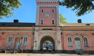 Helsinki Private Walking Tour to Suomenlinna Sea Fortress