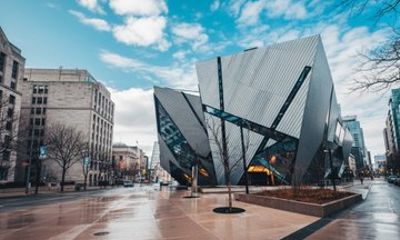 Royal Ontario Museum and Hockey Hall of Fame Private Car Tour