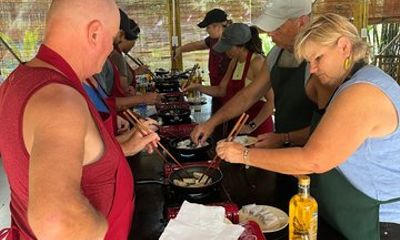 Private Tra Que Organic Farm, Market and Cooking Class by Bike