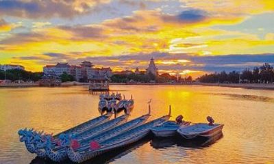 Island Time : City Walk, Local Seafood, and Relaxing Activities