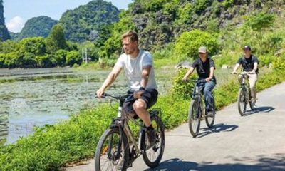 Hanoi: Hoa Lu, Tam Coc, Mua Cave & Local Family Luxury Day Trip