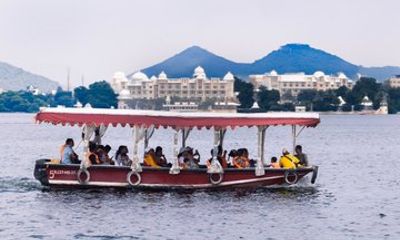 2 Day Udaipur Private Tour by Car with Multilingual Guide