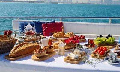 2 Hour Breakfast Yacht Tour for Two in Dubai