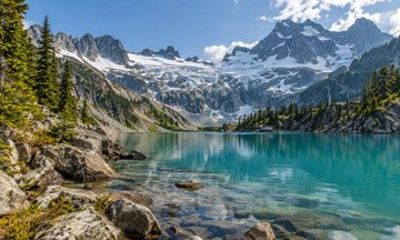 Joffre Lakes Guided Day Hike from Vancouver
