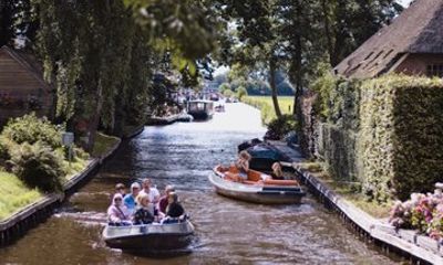 Giethoorn Day Trip from Amsterdam with Canal Cruise