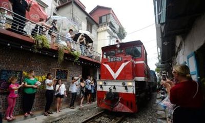 Private Hanoi Train Street and Quang Phu Cau Incense Village Tour
