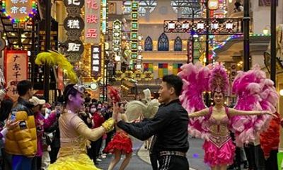 From Guangzhou Foshan Romance Park & Qianguqing Show Private Tour